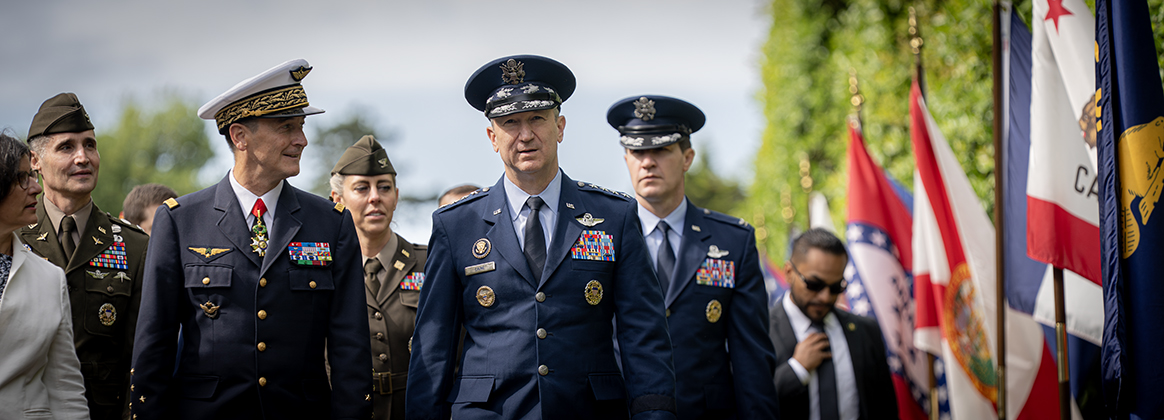 Chairman walks with French Chief of Defense